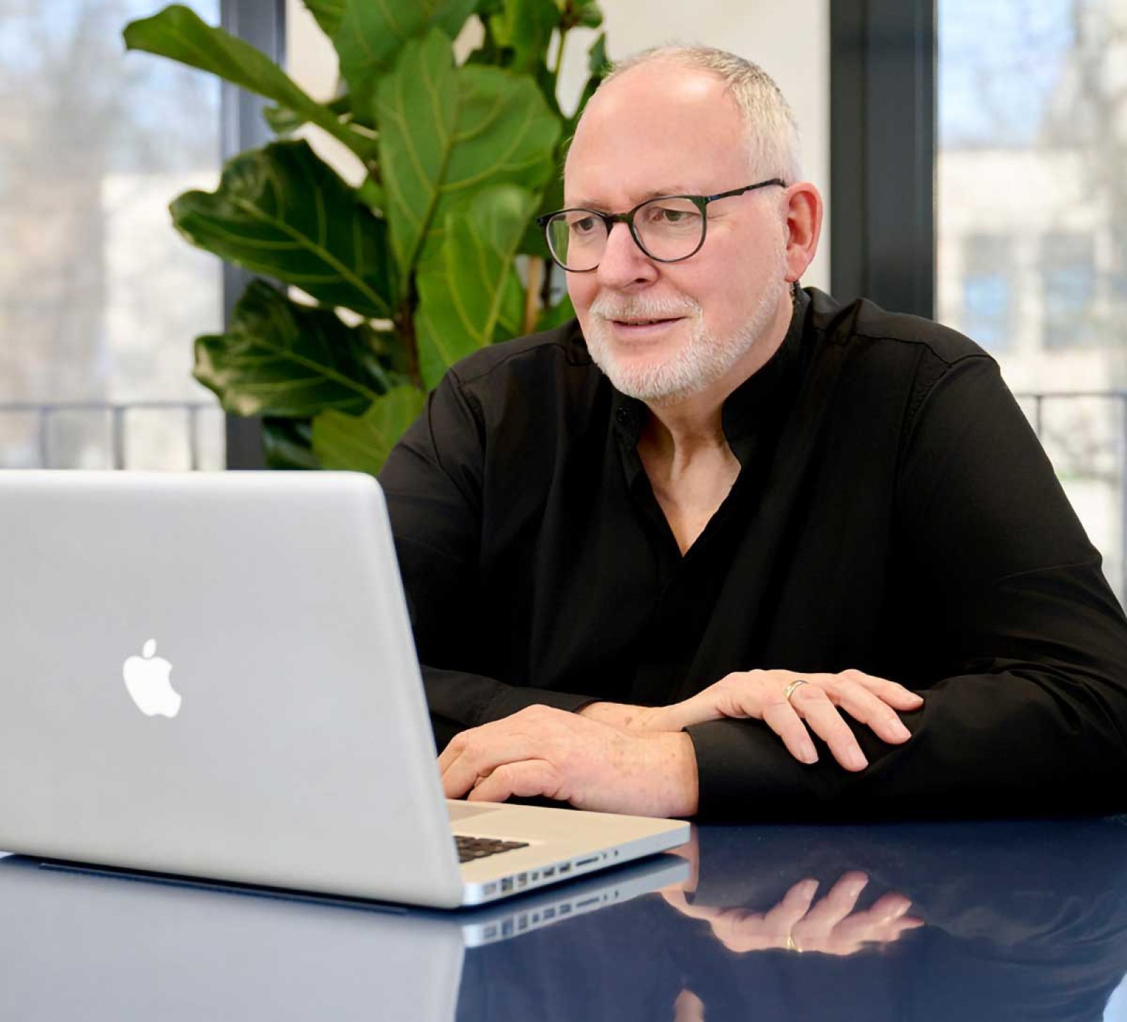 Rene Greiner am Laptop – Greiner coaching & media
